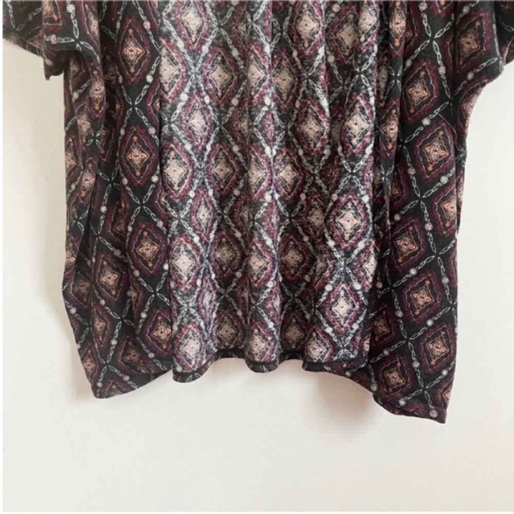 Torrid cardigan black red geometric open front lightweight short sleeves - Picture 5 of 9